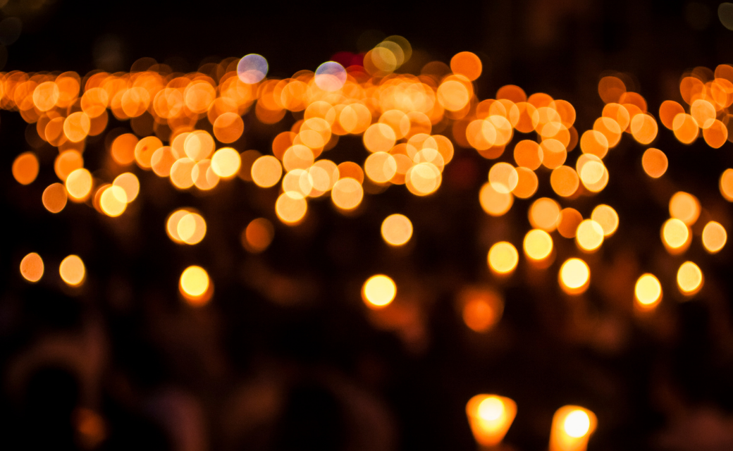 Image avec des points lumineux jaunes bougies